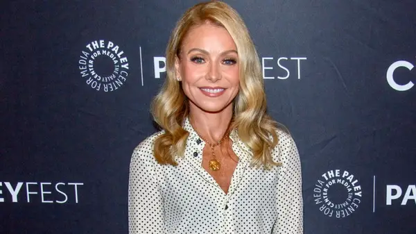 Kelly Ripa smiling