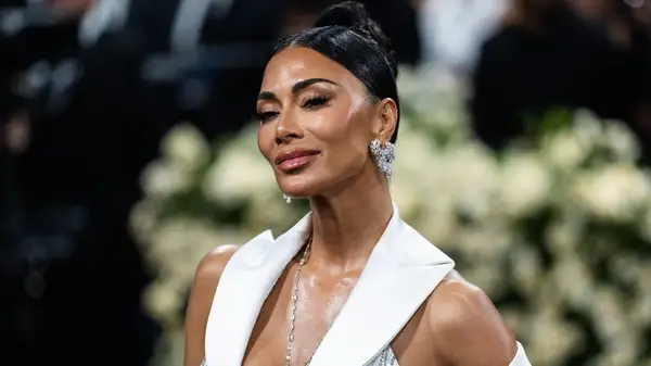 La trasformazione di Nicole Scherzinger dalle bambole Pussycat al cantante mascherato