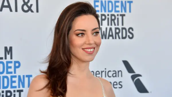 Aubrey Plaza y Bella Hadid aman este descarado libro clásico