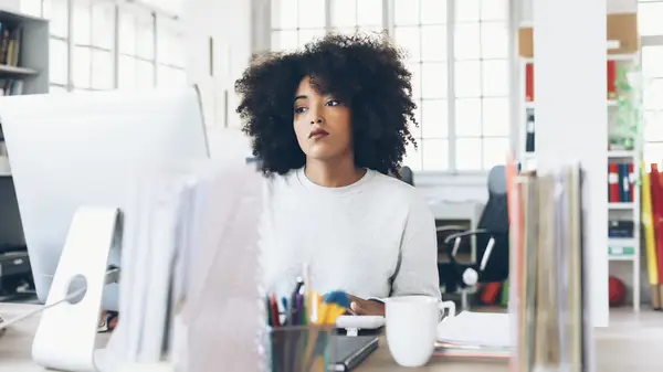 Ako potlačiť svoju profesionálnu žiarlivosť (je to normálne, btw)