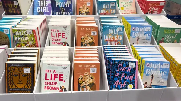 Hlášené plány společnosti Costco na přestat prodávat knihy zapálí odpor od čtenářů