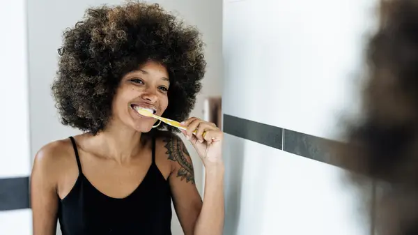 I nostri migliori consigli per ottenere fastidiose macchie di dentifricio dai tuoi vestiti