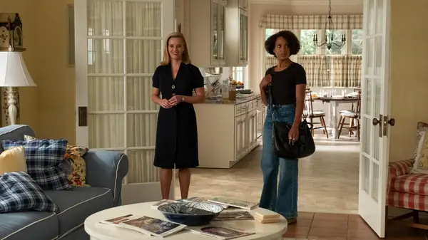 Reese WItherspoon and Kerry Washington standing in a living room