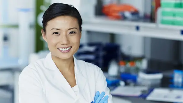Woman with brown eyes crossing her arms