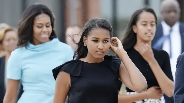 Sasha Obama with her mom and sister