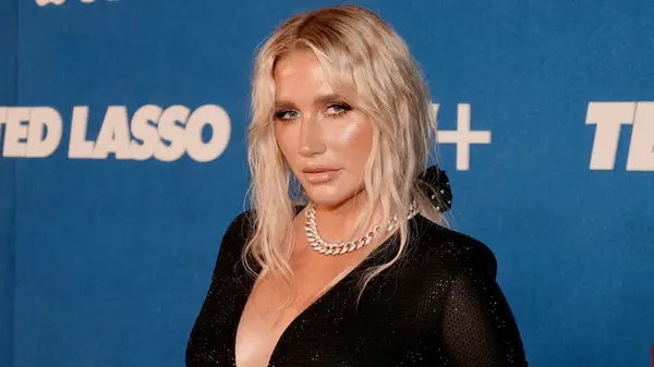 Kesha posing red carpet