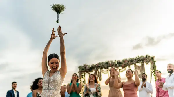 Zastarané svadobné trendy, ktoré budete chcieť preskočiť pre svoje 2025 svadobných spoločností