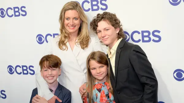 Cast of Young Sheldon smiling