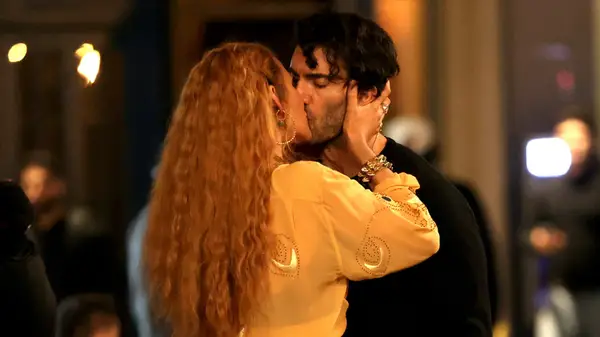 Blake Lively kissing Justin Baldoni