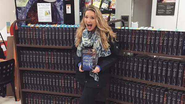 Sarah J Maas with her books