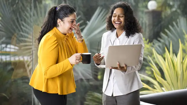 הטיפים הטובים ביותר שלנו להתמודדות עם מקום העבודה שלך BFF עובר למשרה חדשה