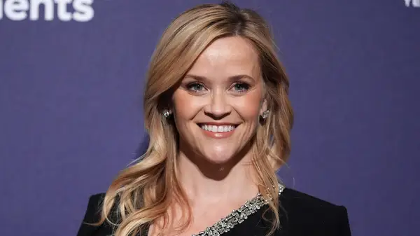 Reese Witherspoon poses for photo