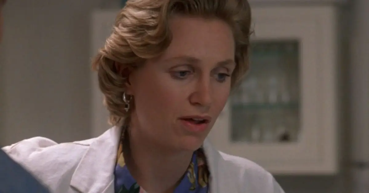 Jane Lynch como la Dra. Kathy Wahlund en El fugitivo conmocionada