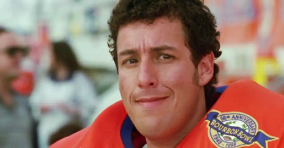 Adam Sandler macht ein lustiges Gesicht
