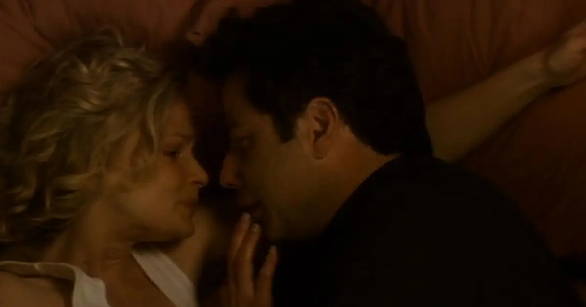 울고 있는 현상의 카이라 세드윅 존 트라볼타