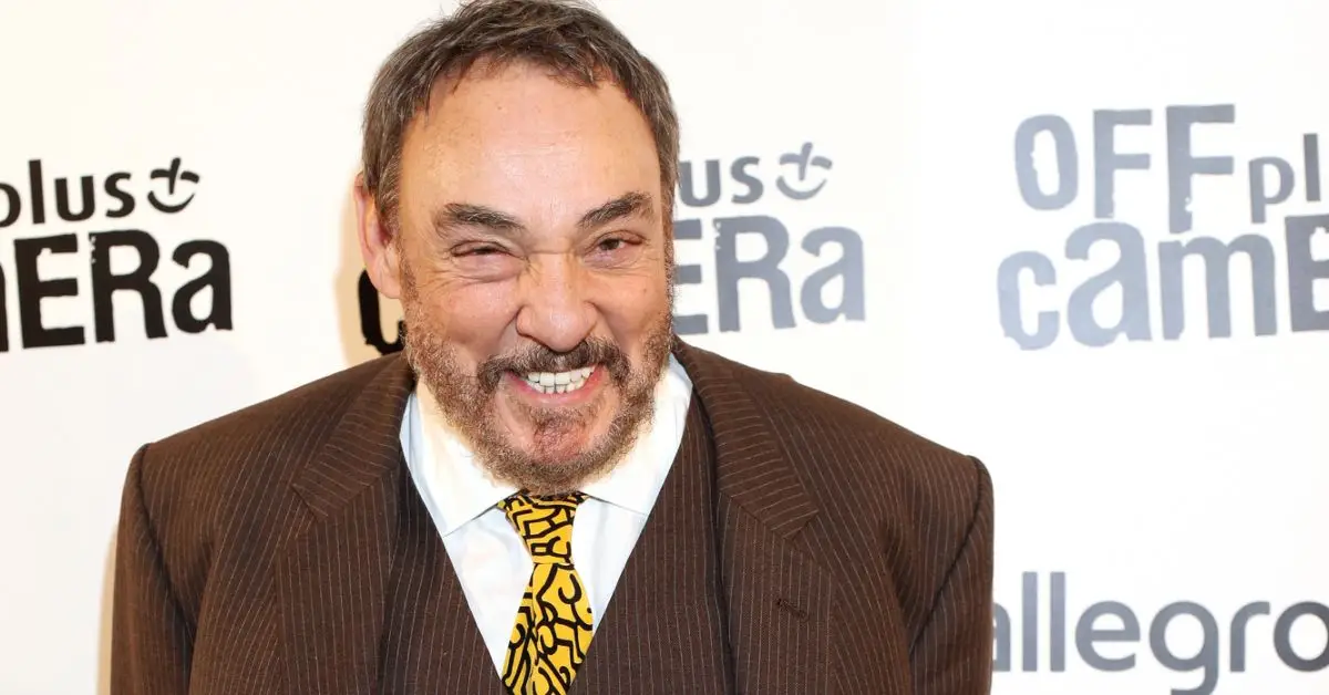 John Rhys-Davies sembla molt feliç