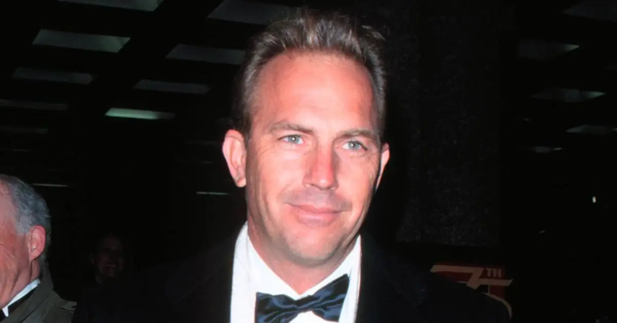 Kevin Costner sieht genervt aus