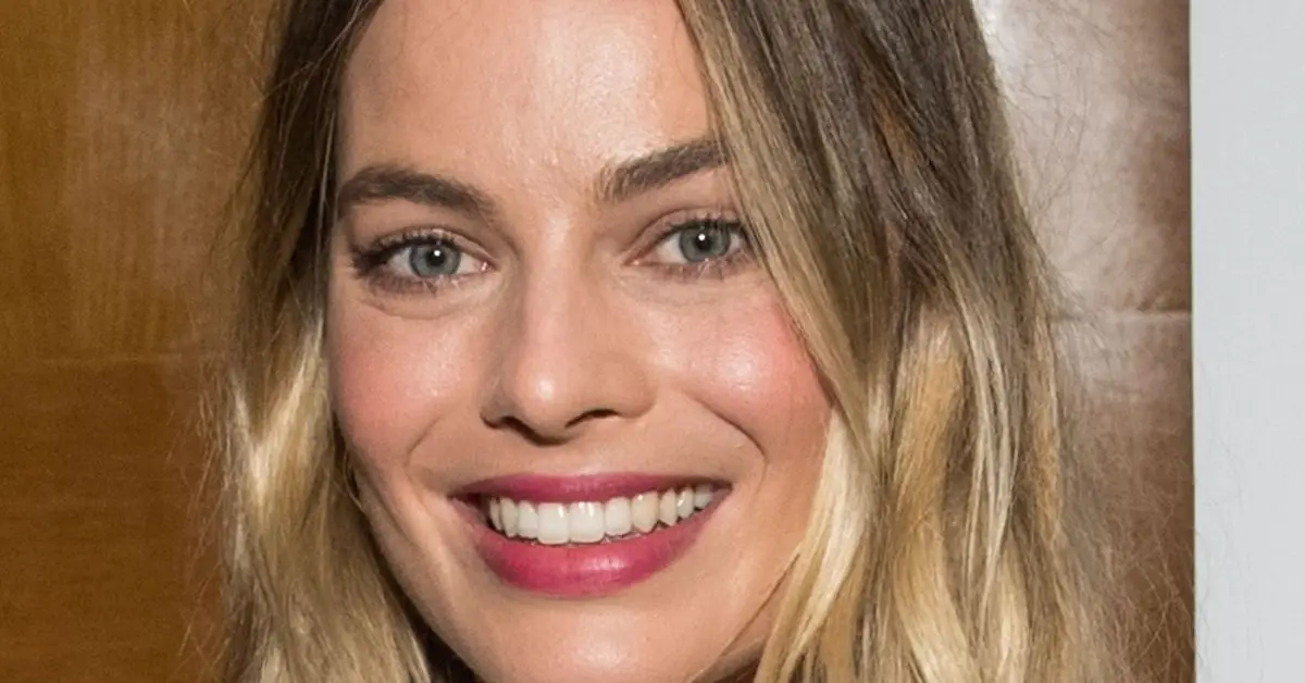 웃고 있는 마고 로비