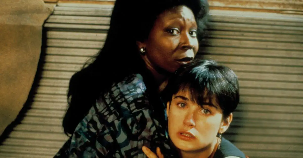 포옹하는 데미 무어와 우피 골드버그