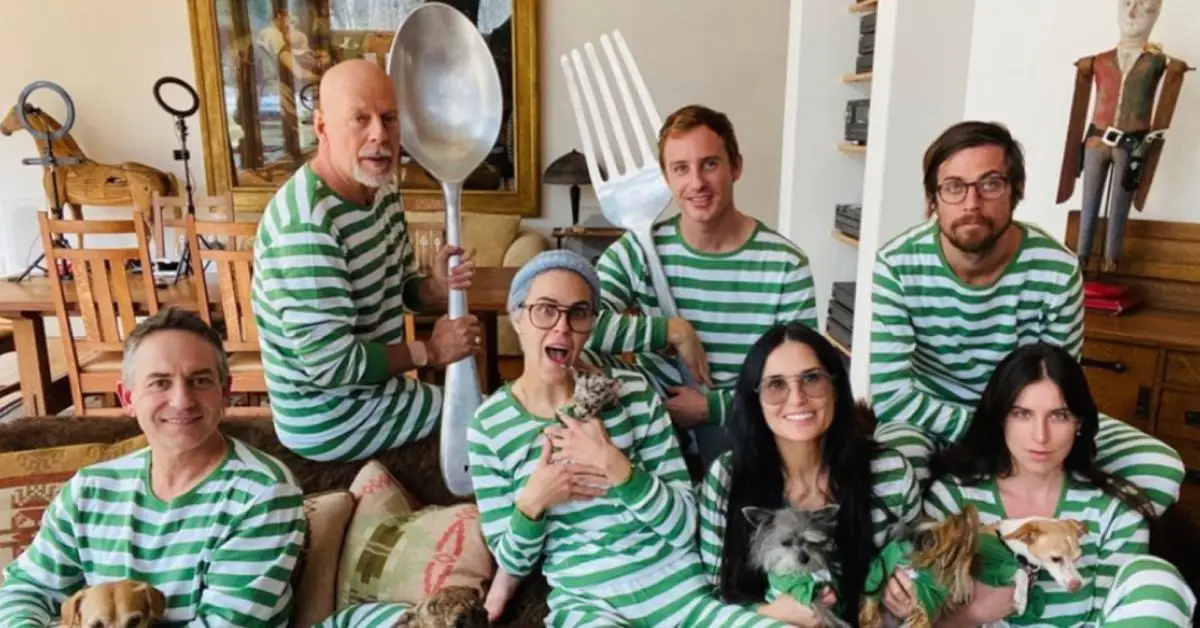 아이들과 함께 있는 데미 무어와 브루스 윌리스