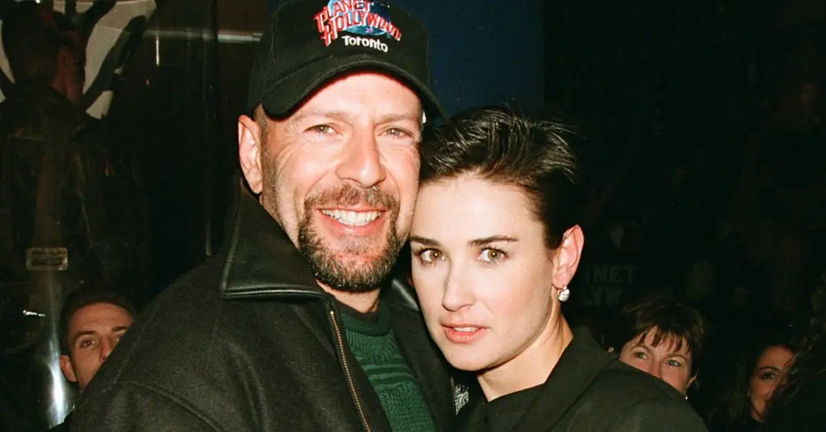 데미 무어의 머리카락이 영화 <유령>에서 그녀의 역할을 위협했을 수도 있지만 브루스 윌리스는 그녀에게 경력을 바꾸도록 영감을 주었습니다.