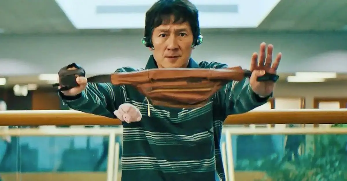 Everything Everywhere All At Once でオブジェクトを保持する Ke Huy Quan