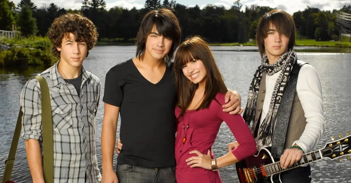 Elenco de Camp Rock posa frente a un lago