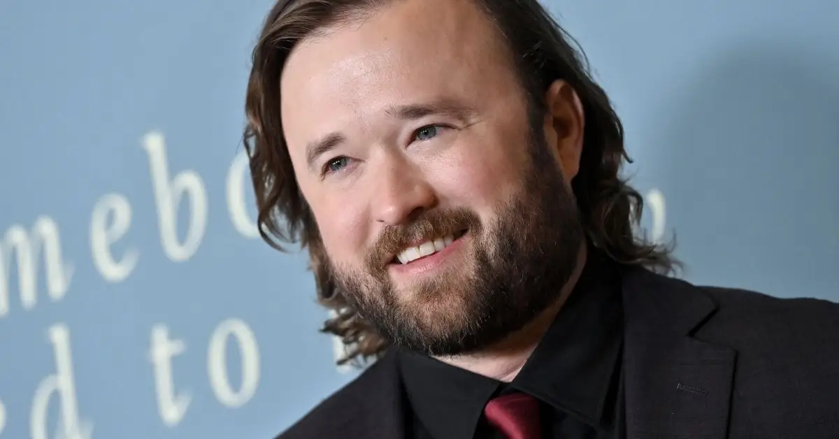 ハーレイ・ジョエル・オスメント、『Somebody I Used To Know』のプレミアで笑顔