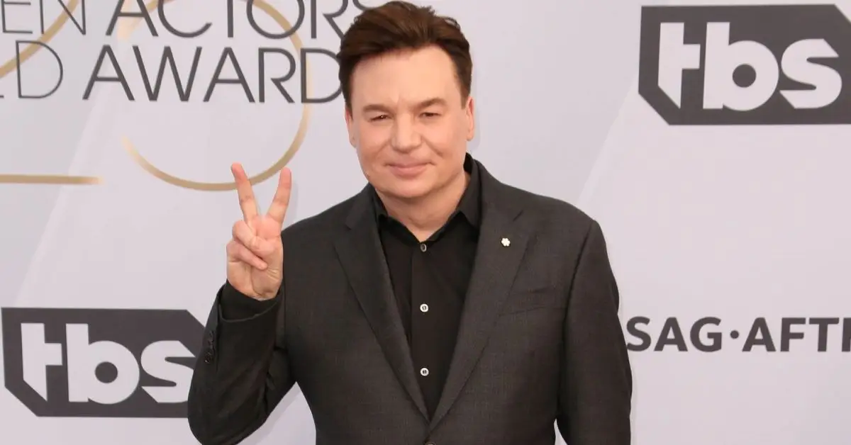 Mike Myers s úsměvem na červeném koberci