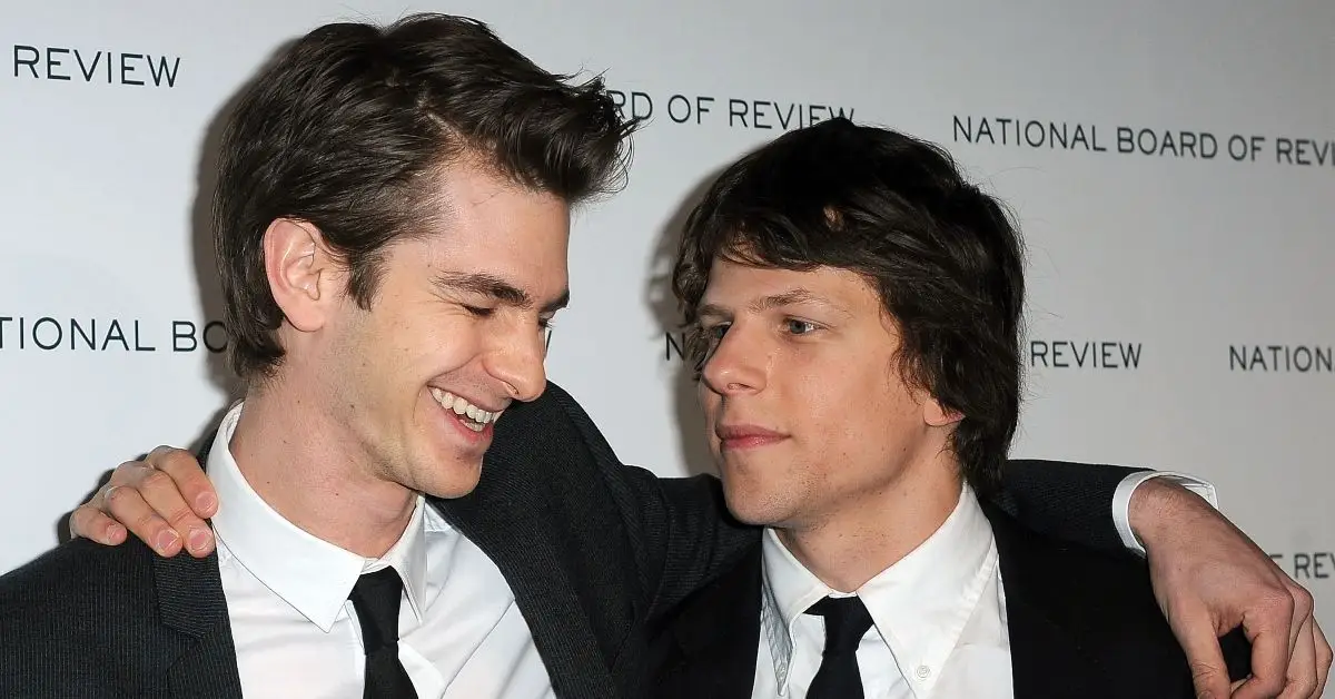 Jesse Eisenberg och Andrew Garfield på röda mattan