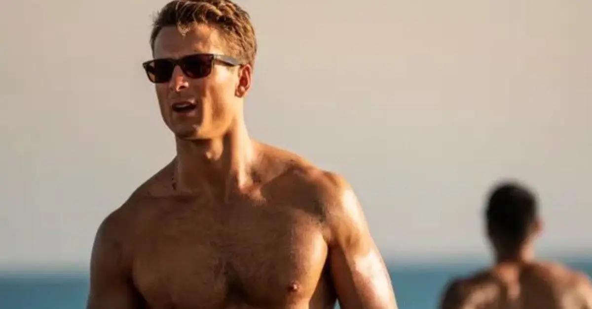 Glen Powell en una imagen fija de Top Gun: Maverick