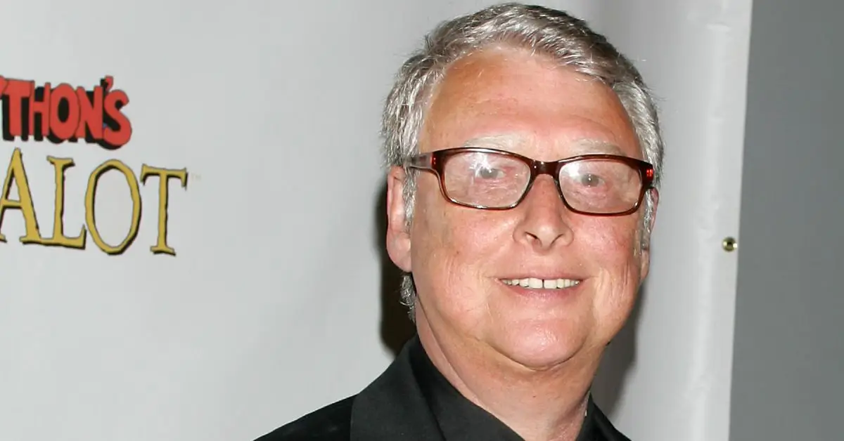 O diretor do Birdcage, Mike Nichols, sorrindo