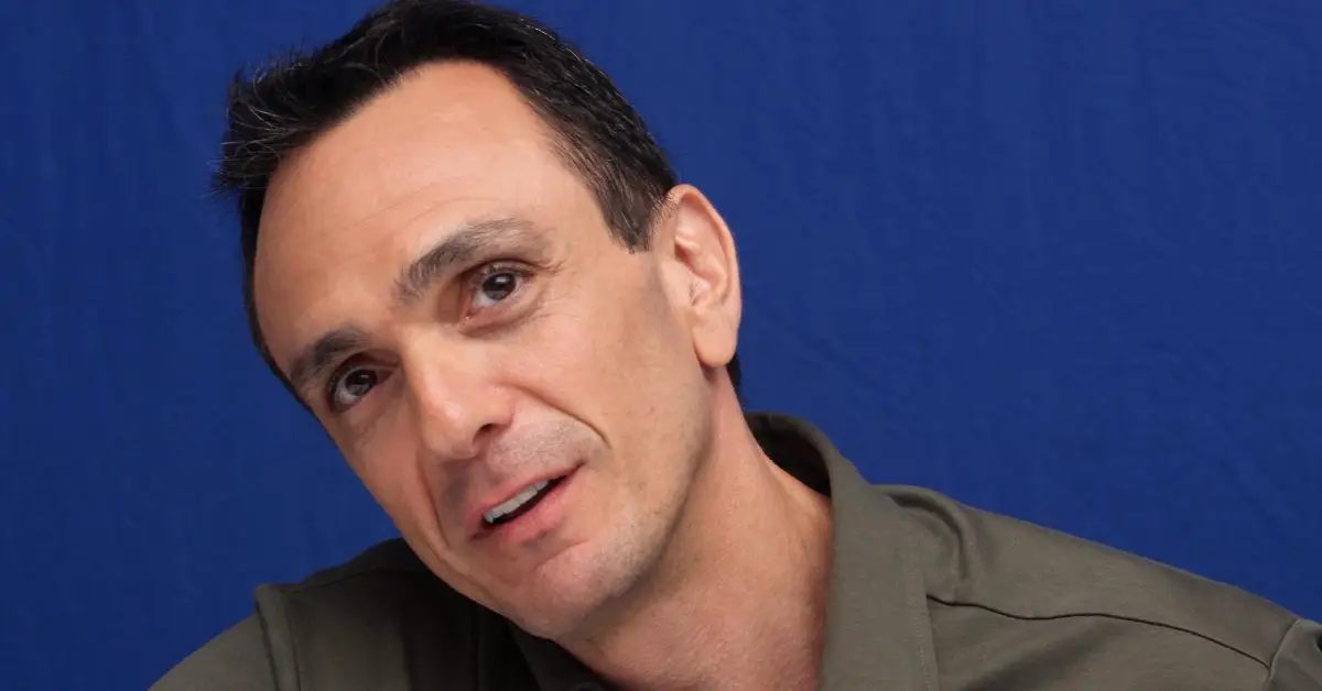 Hank Azaria parece inseguro