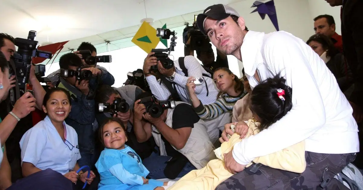 Enrique Iglesias s dětmi v nemocnici