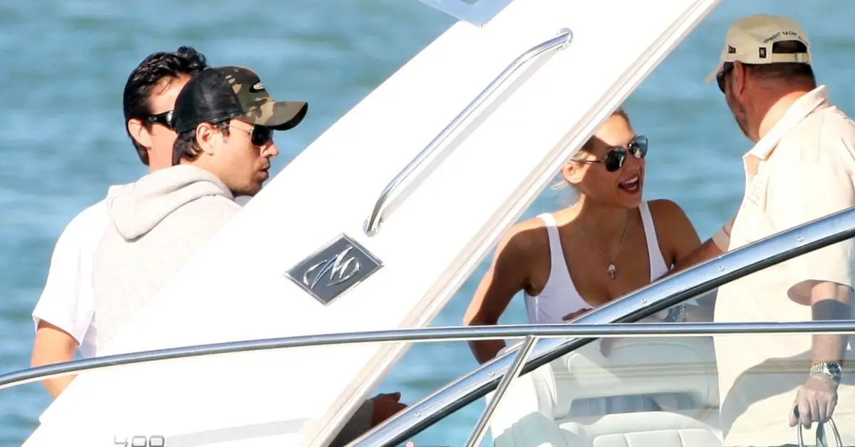 Enrique Iglesias, Anna Kournikova a přátelé na lodi