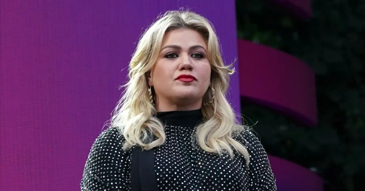Kelly Clarkson sieht ernst aus