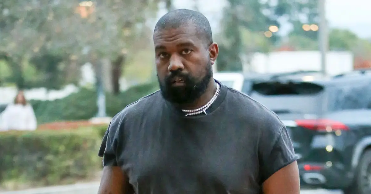 Kanye West caminhando