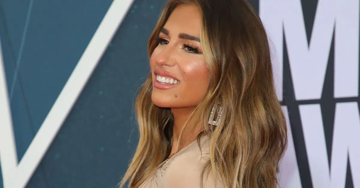 Jessie James Decker posant als CMA