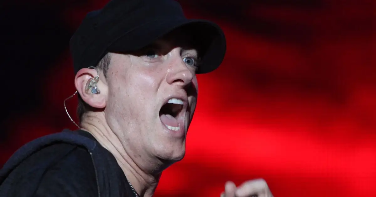 Eminem uppträder på scenen