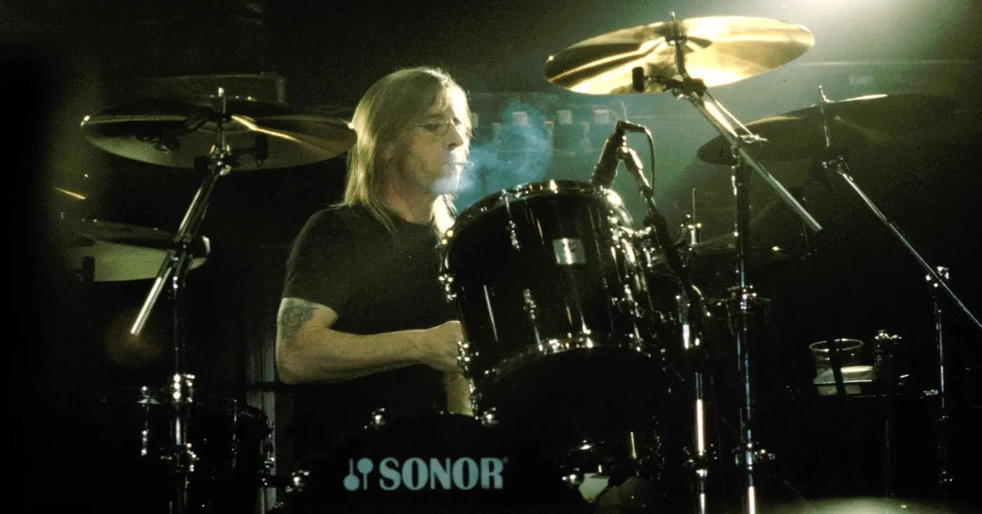 פיל ראד מ-AC/DC בהופעה