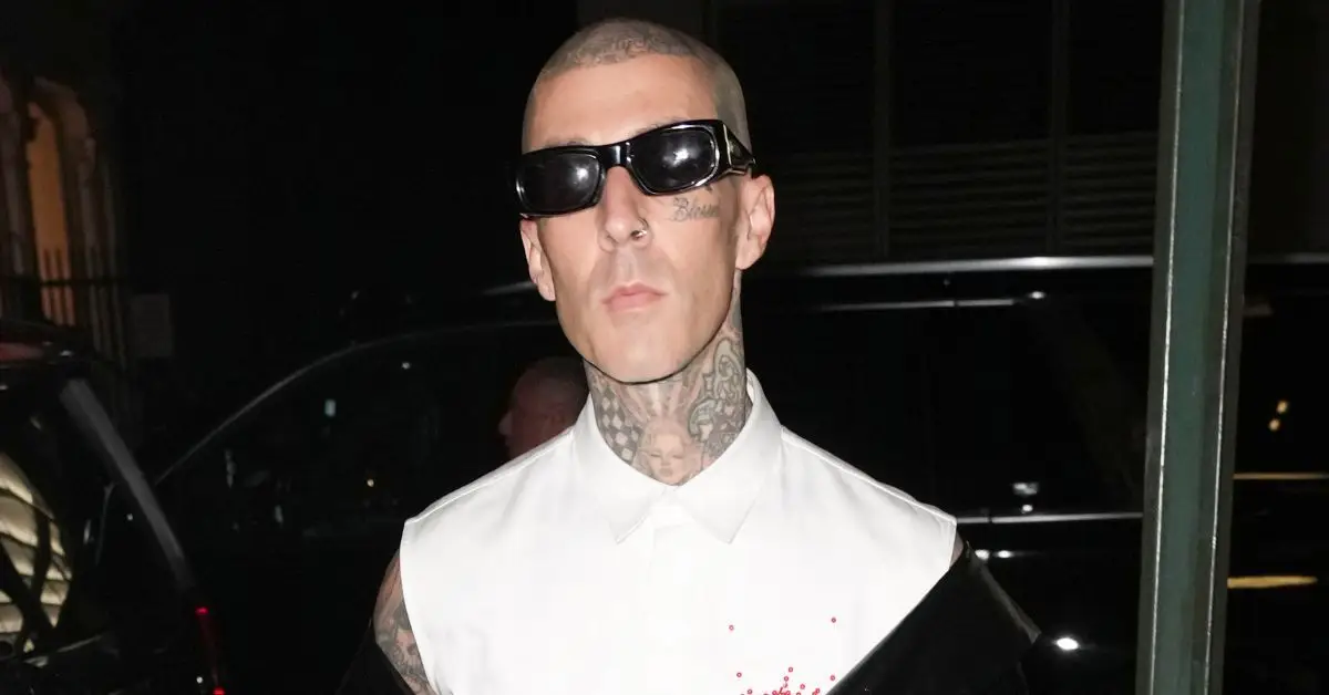 טרוויס בארקר מרכיב משקפי שמש ונראה רציני