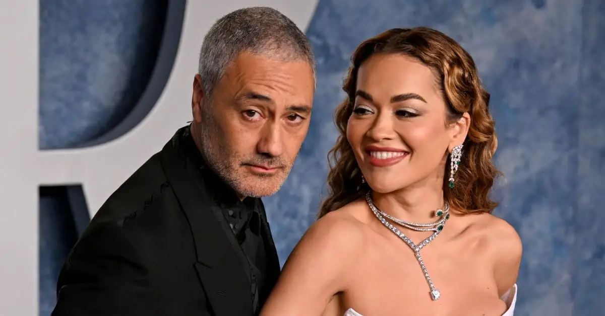 טאיקה וייטיטי וריטה אורה מסתכלות קרוב