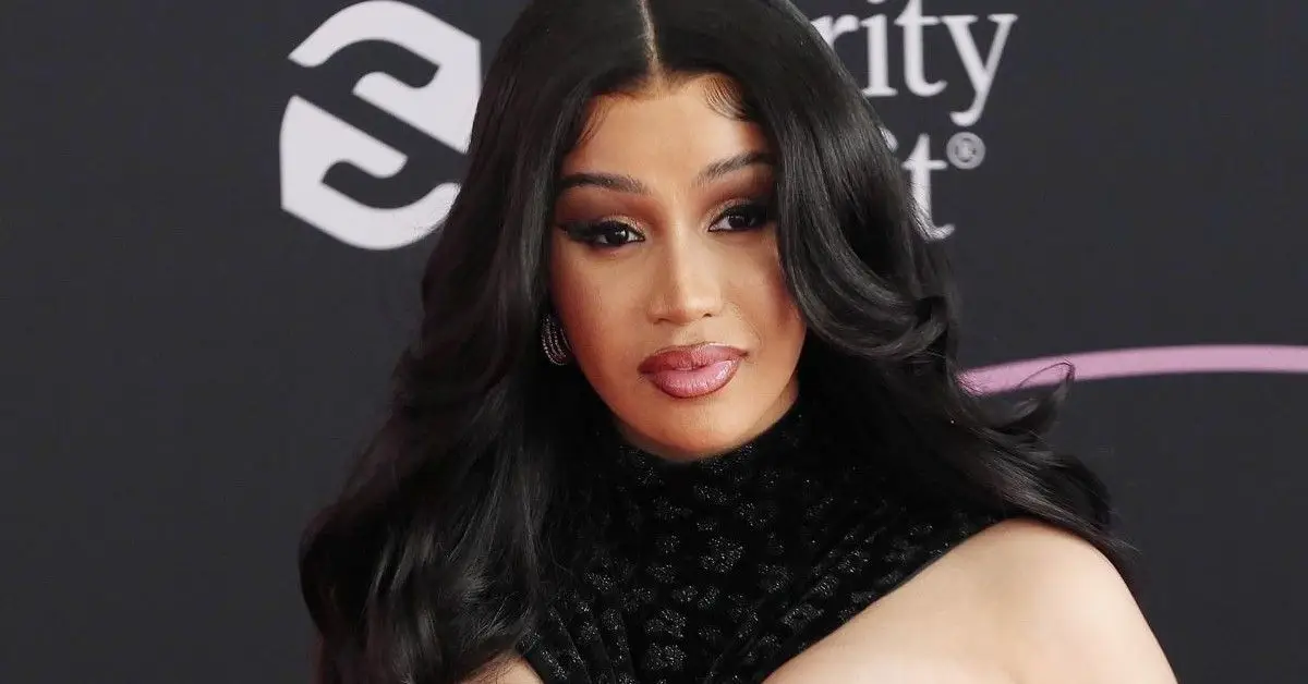 Cardi B fotografada no American Music Awards de 2021