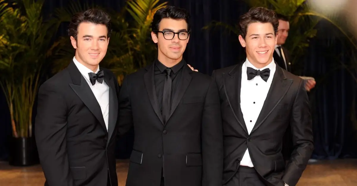 Jonas Brothers posando no tapete vermelho