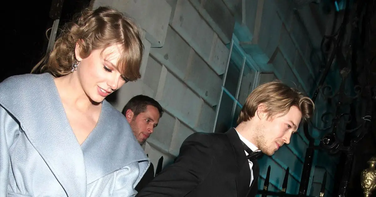 Taylor Swift e Joe Alwyn caminhando