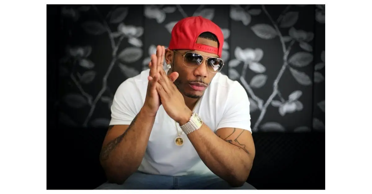 보도자료를 위해 포즈를 취한 넬리