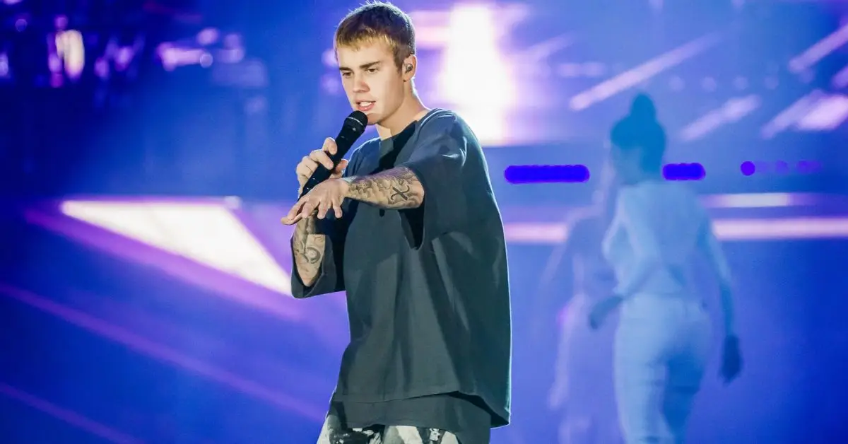 Justin Bieber si esibisce sul palco