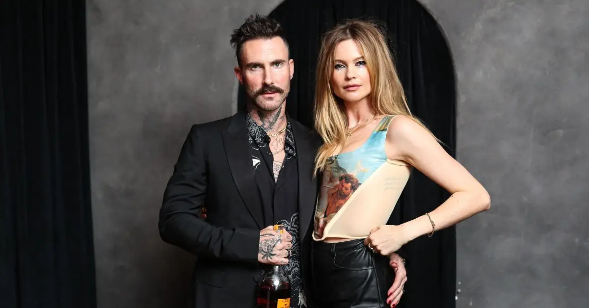 트롤은 계속 등장하지만 아담 리바인의 아내는 부정 행위 드라마 속에서 트롤을 완전히 무시합니다.