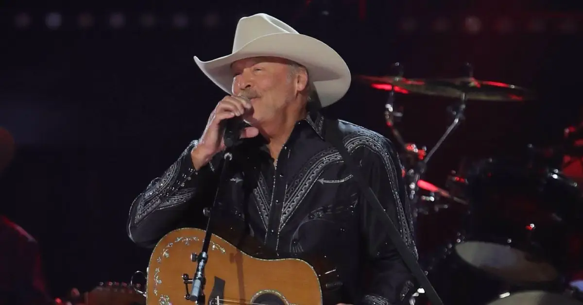 Alan Jackson si esibisce ai CMA Awards