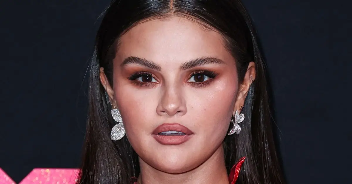 Selena Gomez oči v červených šatech na MTV Music Awards 2023 Fox Surgery
